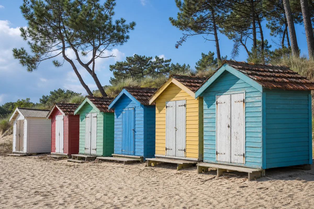 Cabine de plage colorée sur le front de mer d&rsquo;une station balnéaire du Bassin d&rsquo;Arcachon en été
